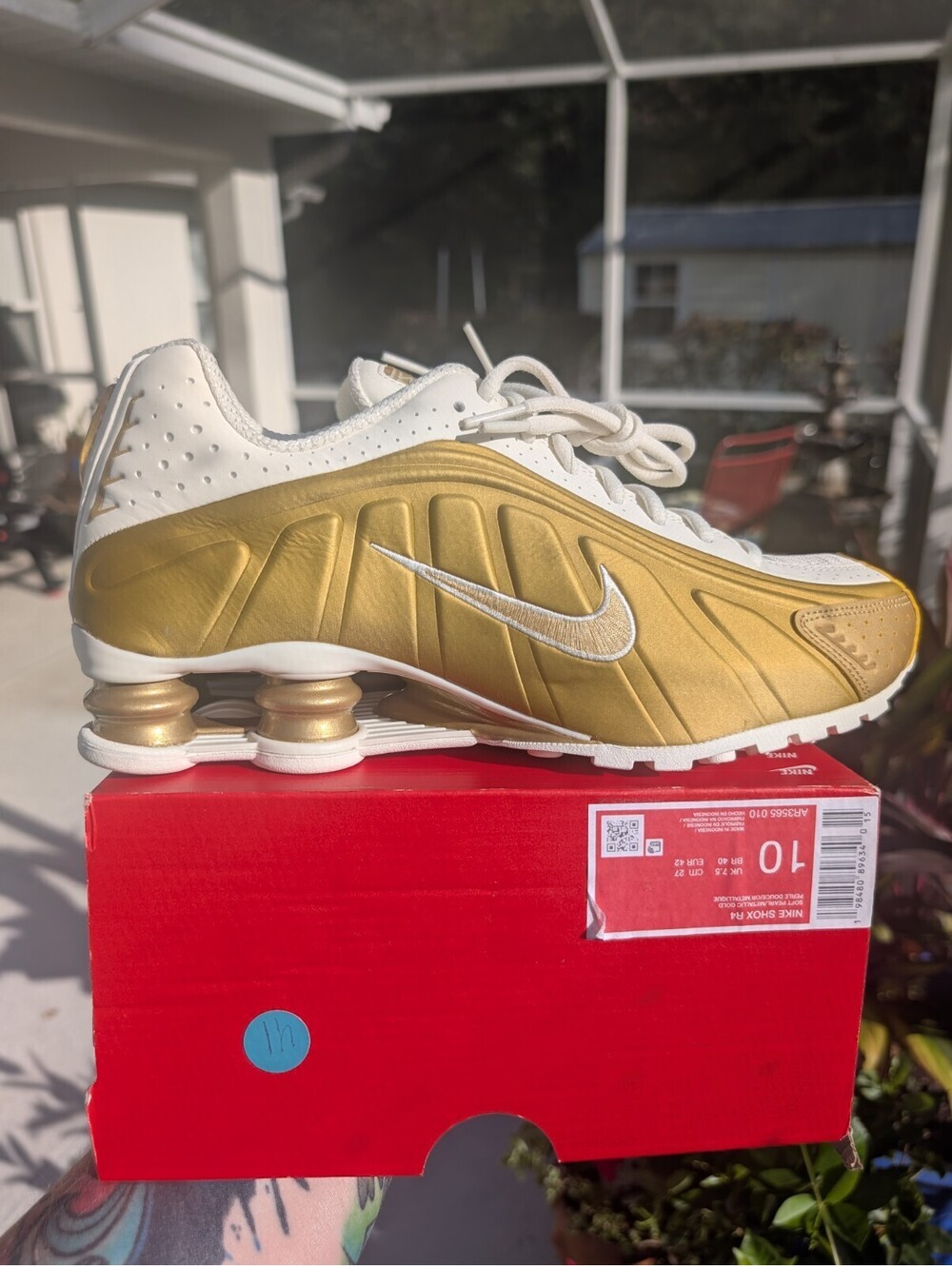 Nike Shox R4 Metallic Gold White Women's Size 10 Running Shoes AR3565-010 NEW
